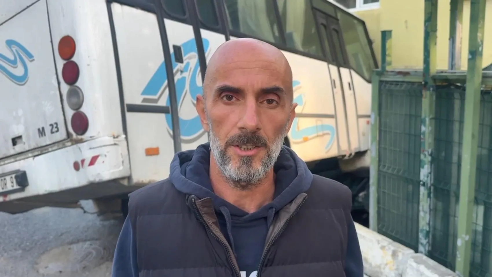 Arnavutköy'de korku dolu anlar: Kontrolden çıkan servis midibüsü bahçeye daldı