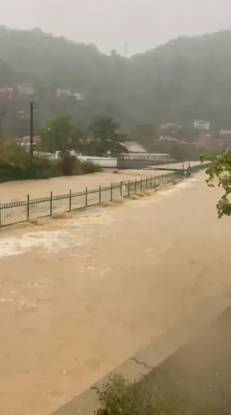 Zonguldak'ta doğa öfkesini kustu: Ilıksu Deresi taştı, plaj sular altında kaldı