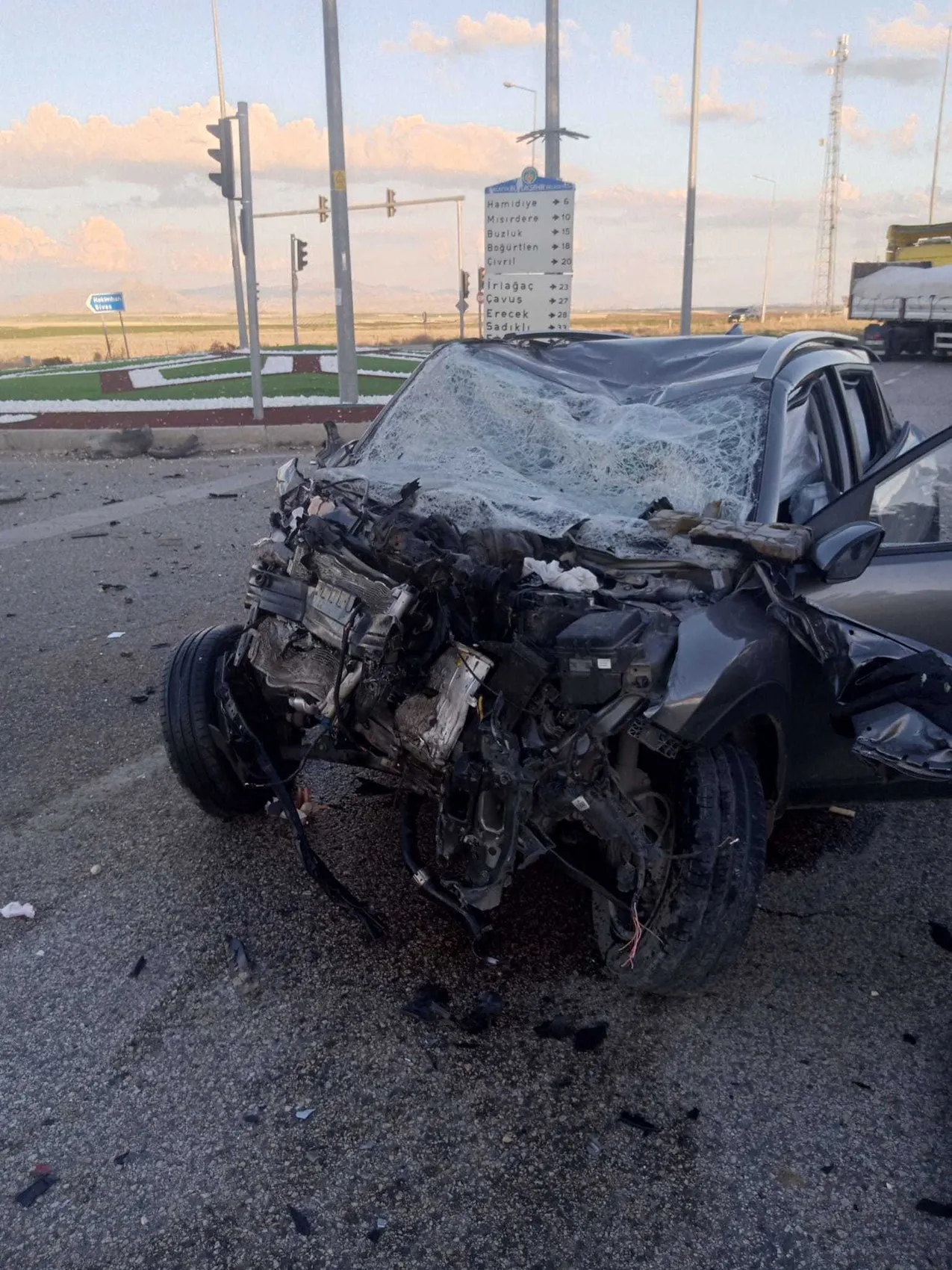 Yazıhan Kavşağı'nda dehşet anları: İki araç çarpıştı, yaşam mücadelesi başladı