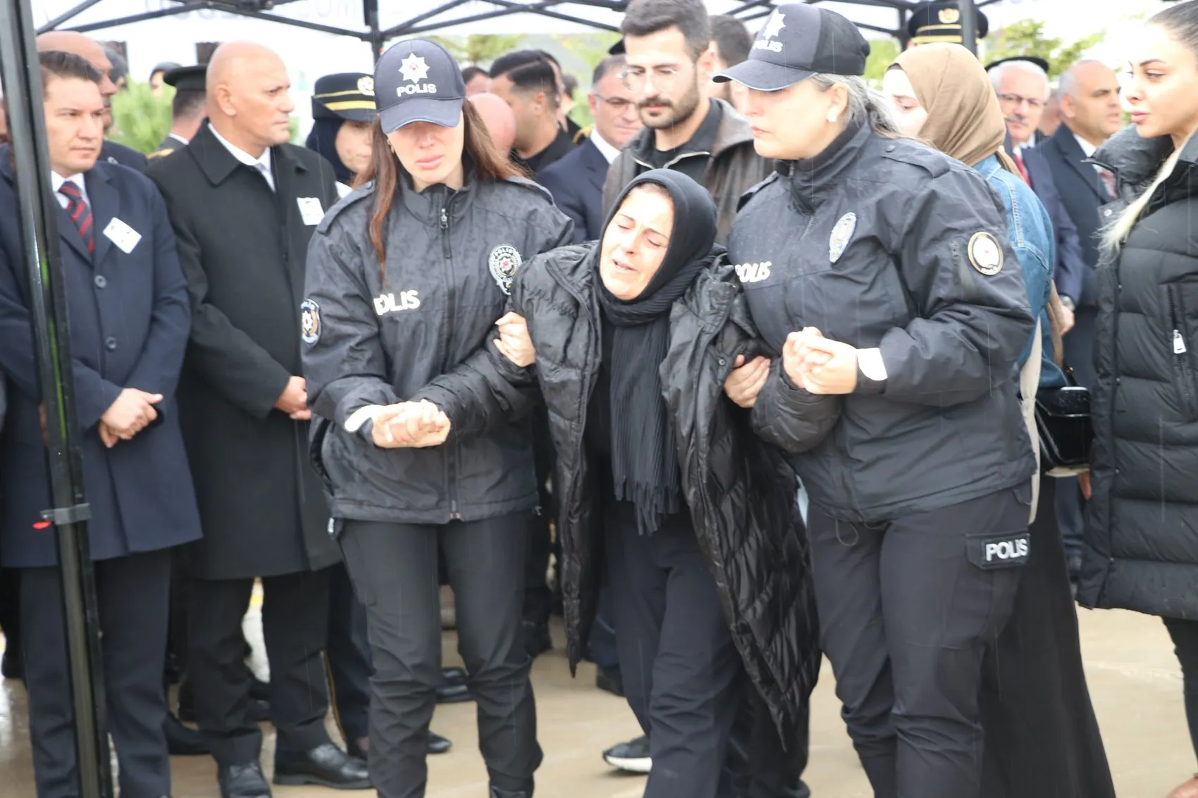 Görevi başında şehit düşen Tayfun Akalan son yolculuğuna gözyaşlarıyla uğurlandı