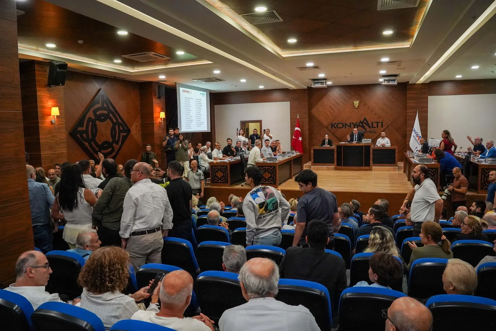 Konyaaltı'nda İpler Koptu: Belediye Meclisi'nde İstifa Sonrası Arbede