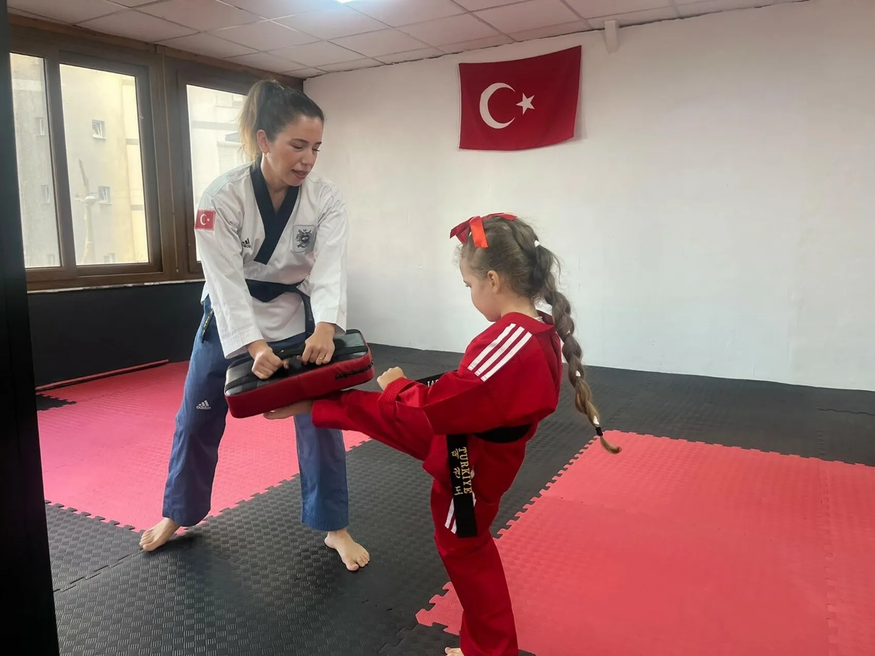 Madalyalı şampiyonun en küçük antrenman partneri: 5 yaşındaki kızı Melodi