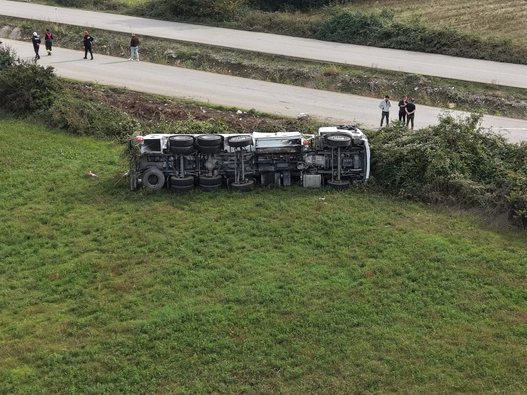 Düzce'de korkutan kaza: Akaryakıt tankeri devrildi, bölgede elektrikler kesildi