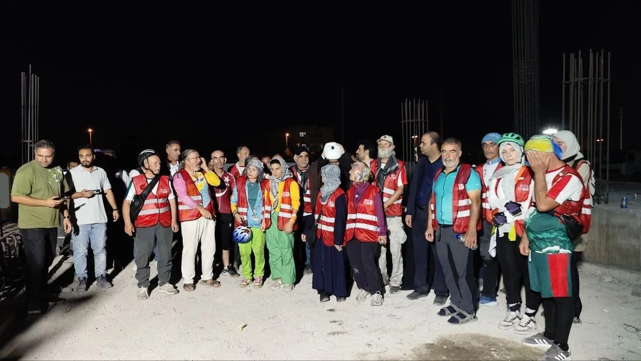 Diyarbakır'dan Minab'a 3 bin kilometrelik vefa yolculuğu: 168 çocuğun anısına pedal çevirdiler
