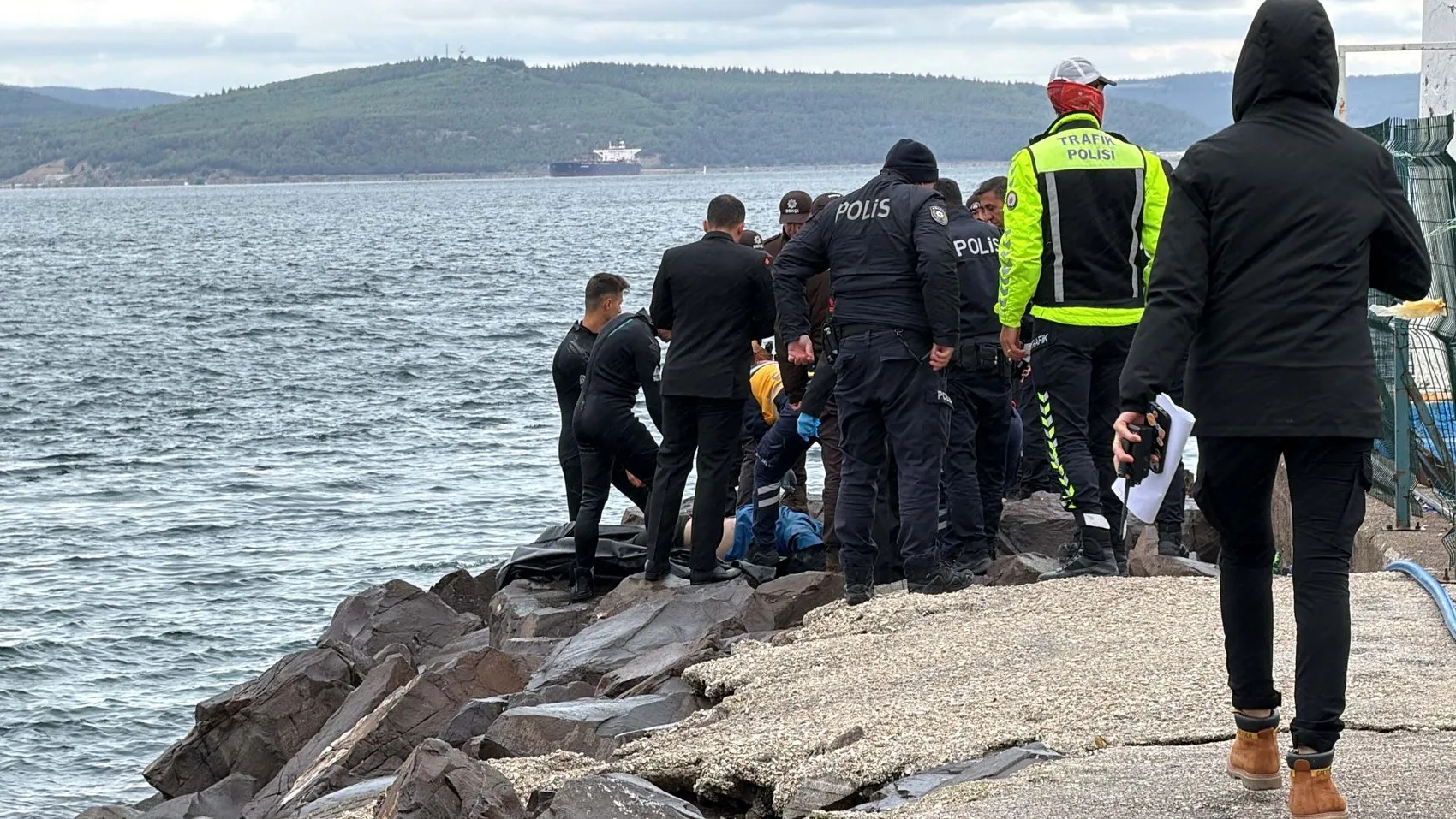 Çanakkale sahilinde korkutan keşif: Kayalıkların arasında cansız beden bulundu