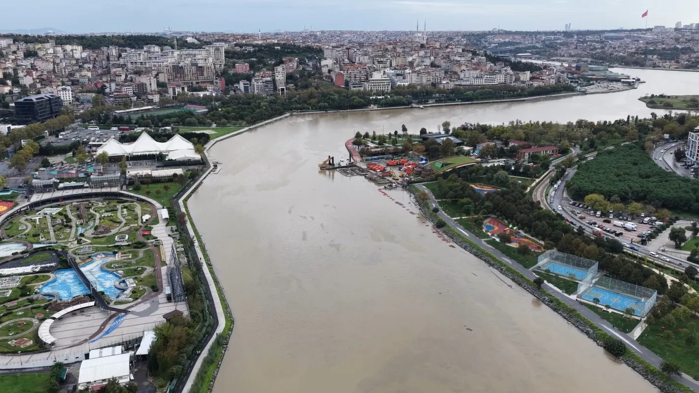 İstanbul'da felaketin izleri: Altın Boynuz çamura teslim oldu