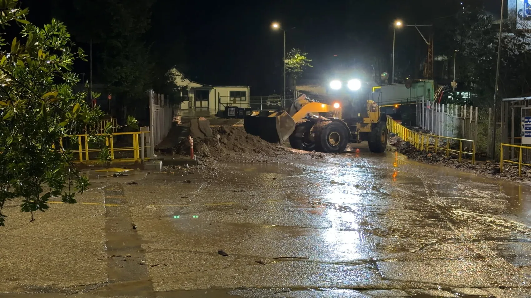 Çayeli'nde kabus dolu saatler: Irmak taştı, yollar sular altında kaldı