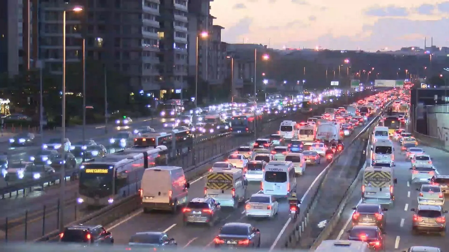 İstanbul trafiğinde akşam kabusu: Yüzde 71'lik kilitlenme havadan görüntülendi