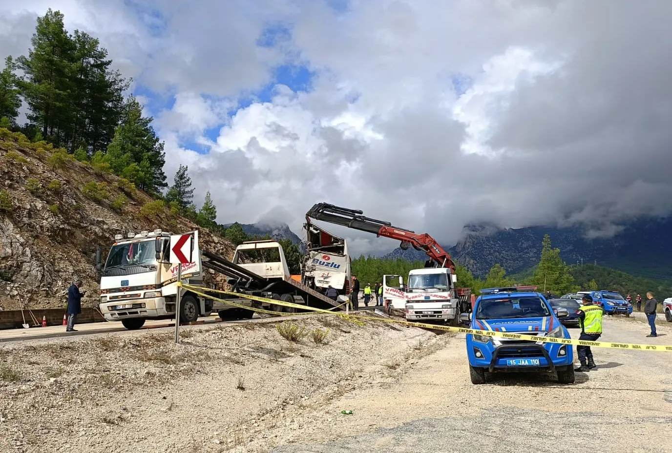 Isparta-Antalya hattında acı bilanço: Yolcu otobüsü devrildi