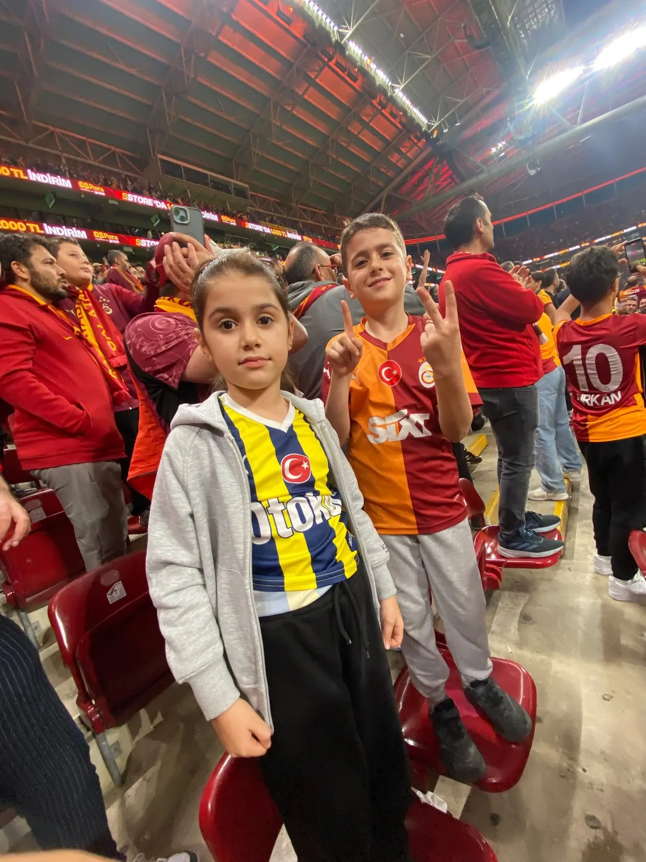 Tribünlerin en tatlı rekabeti: Galatasaraylı babanın yanında Fenerbahçe formasıyla derbi heyecanı