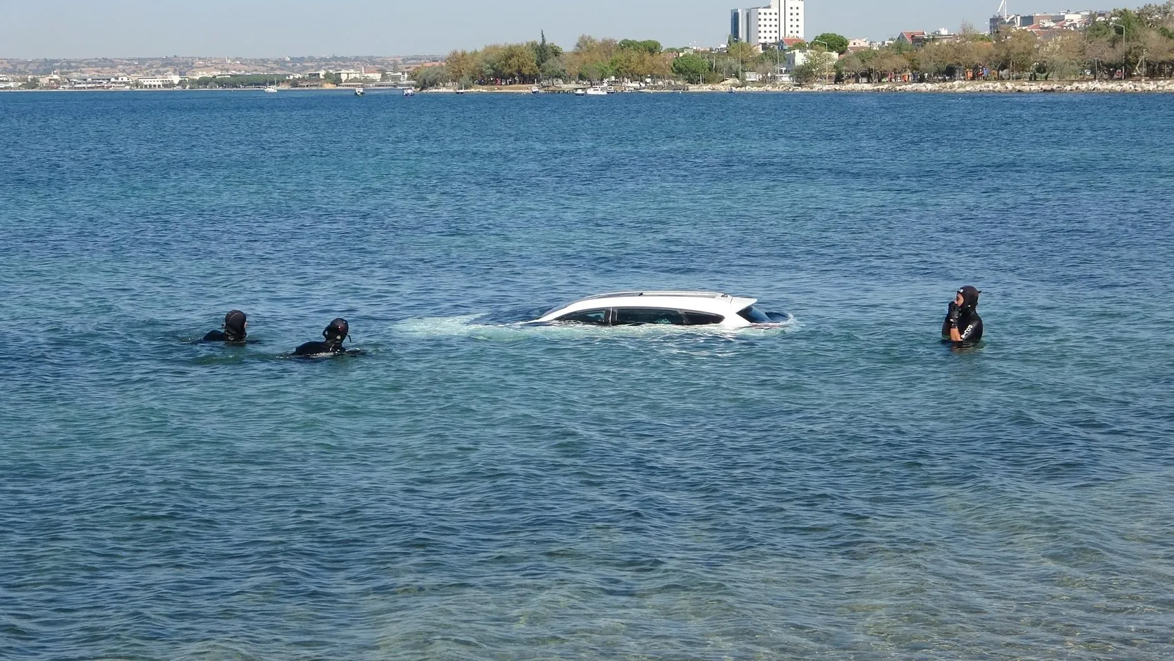 Sahil kenarında unutkanlık pahalıya patladı: Otomobil sulara gömüldü