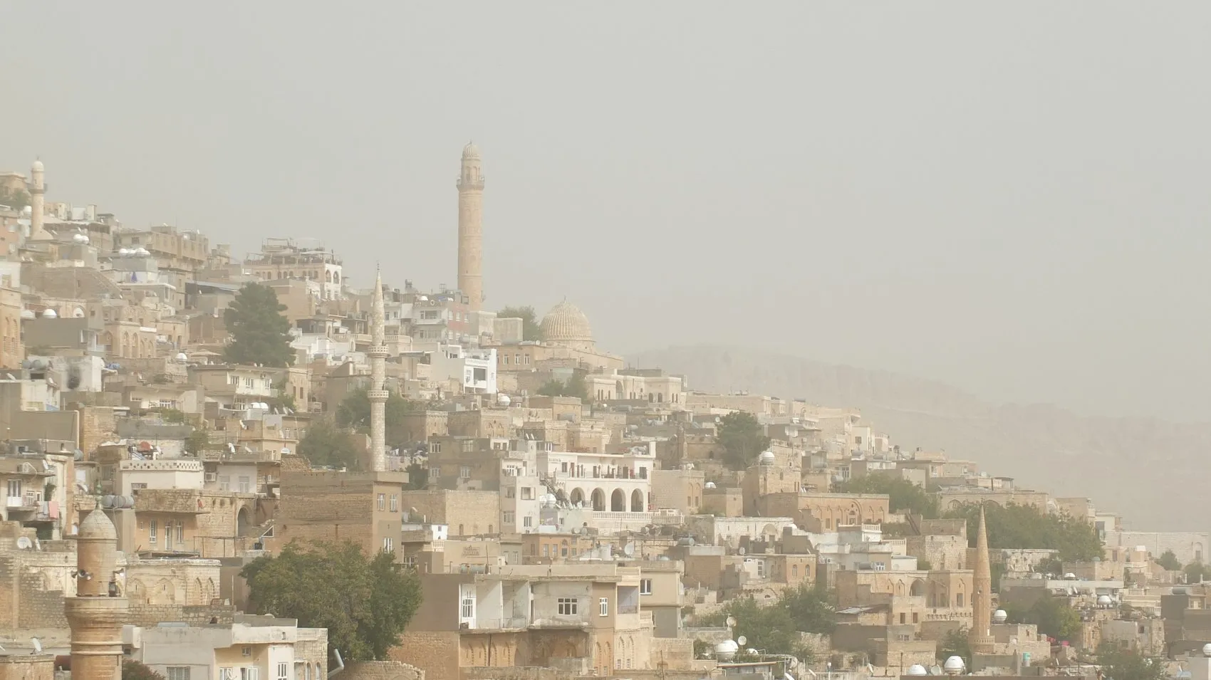 Mardin'de gökyüzü turuncuya boyandı: Şehir toz bulutlarının esiri oldu