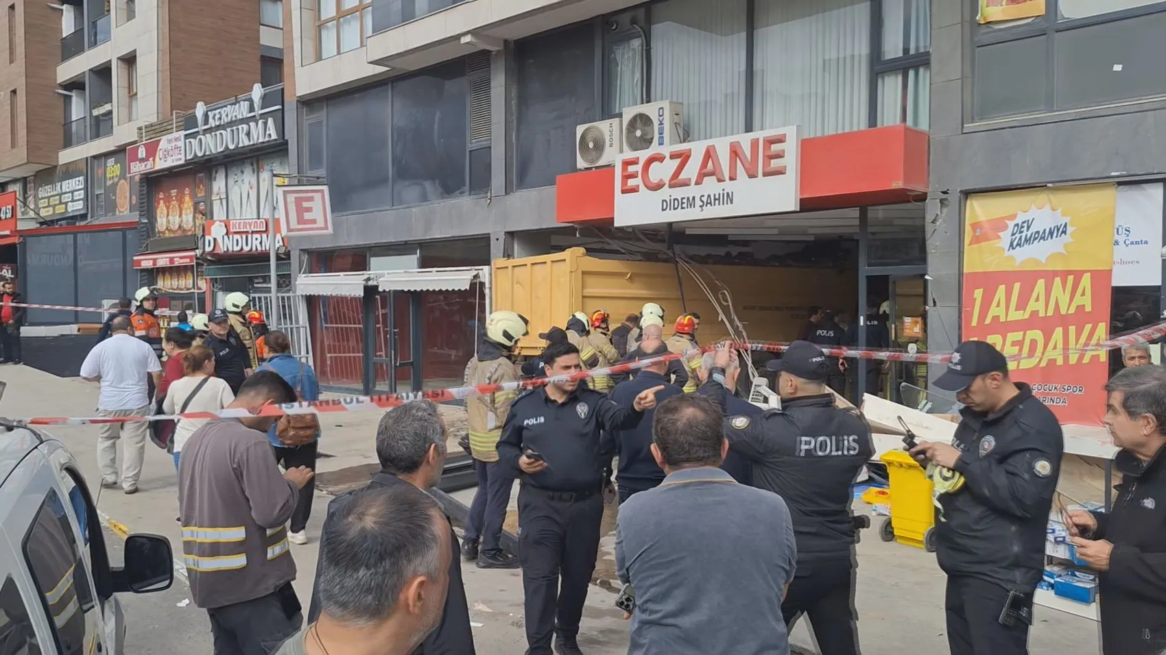 Pendik'te eczaneye giren hafriyat kamyonu dehşet saçtı: 7 yaralı