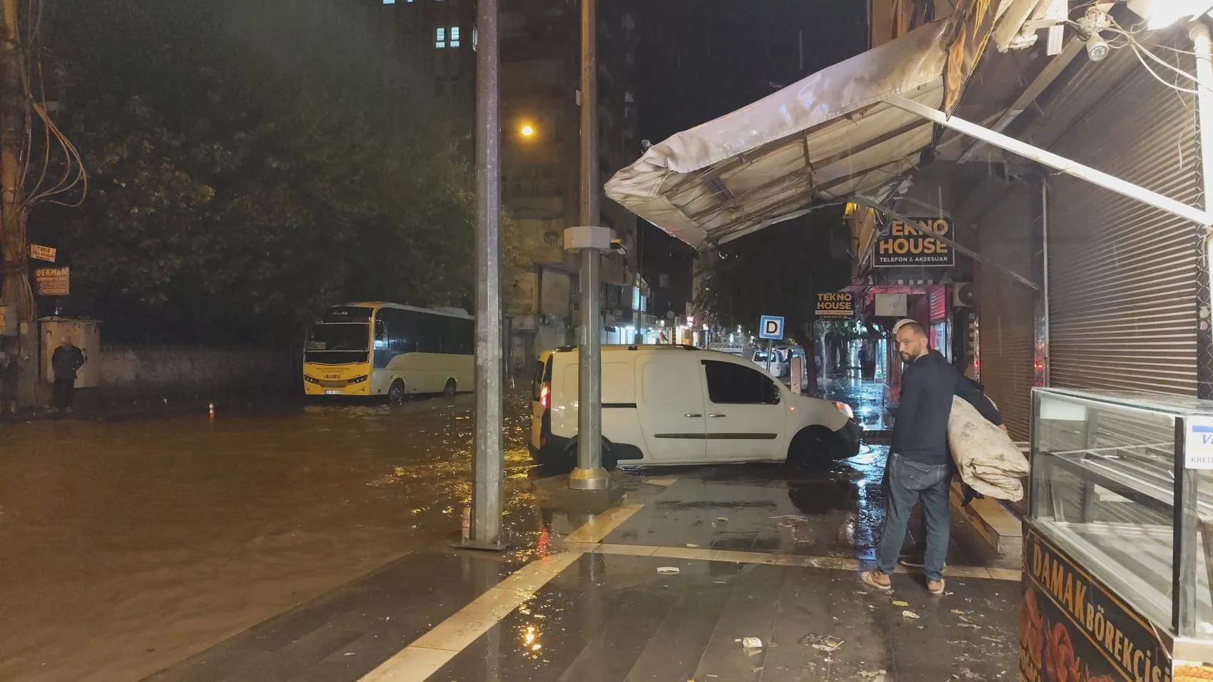 Kızıltepe'de aniden bastıran sağanak hayatı felç etti: Sokaklar göle döndü