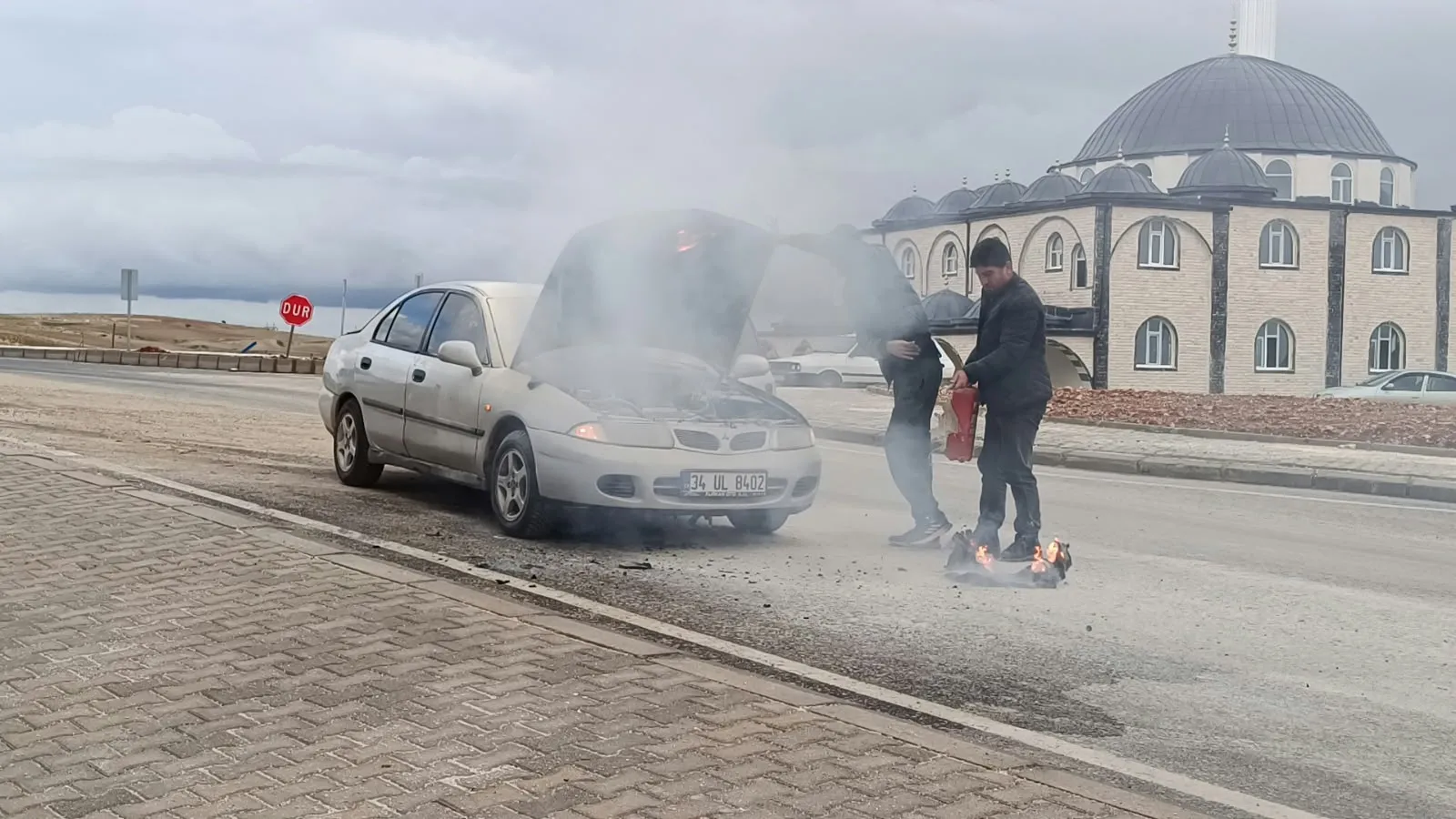 Besni'de korku dolu anlar: Seyir halindeki otomobil bir anda alev topuna döndü