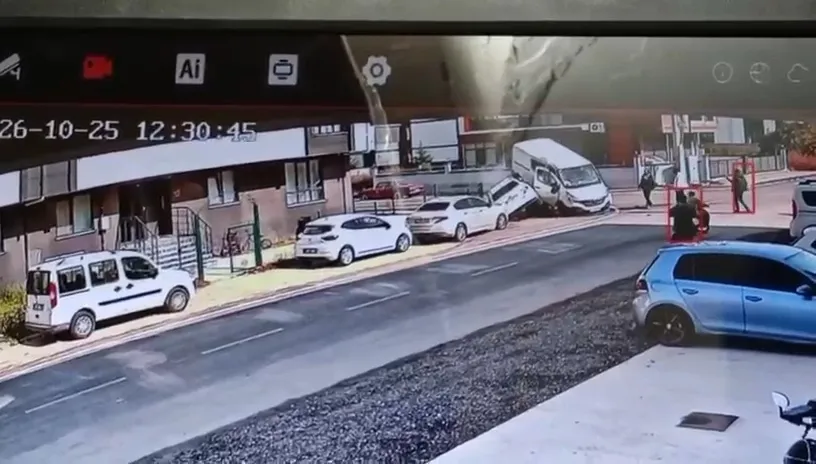 Düzce'de korku dolu anlar: Kavşaktaki çarpışma park halindeki aracı devirdi