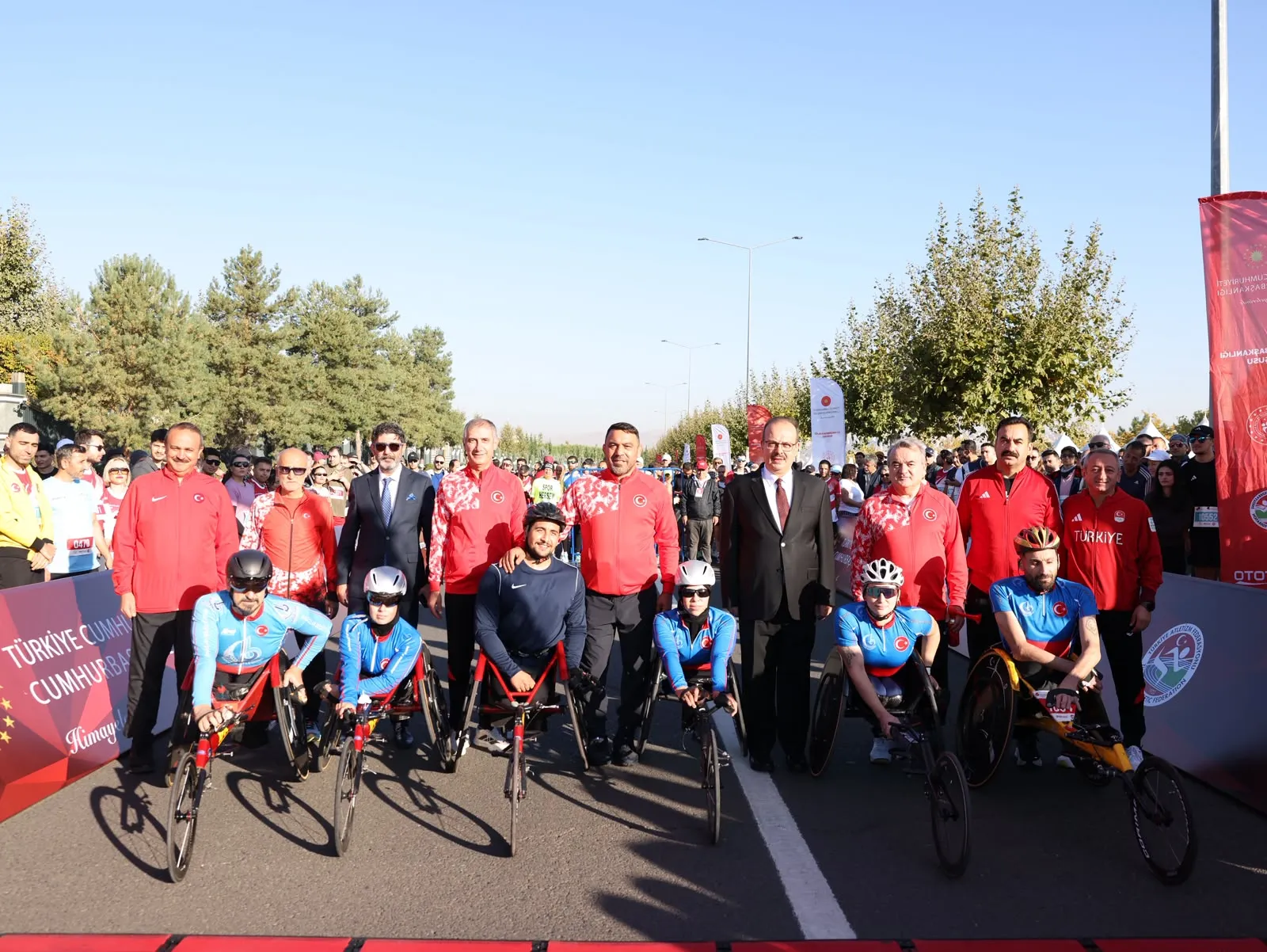 Ankara'da dev organizasyon: 4 bin sporcu başkent sokaklarını maraton alanına çevirdi