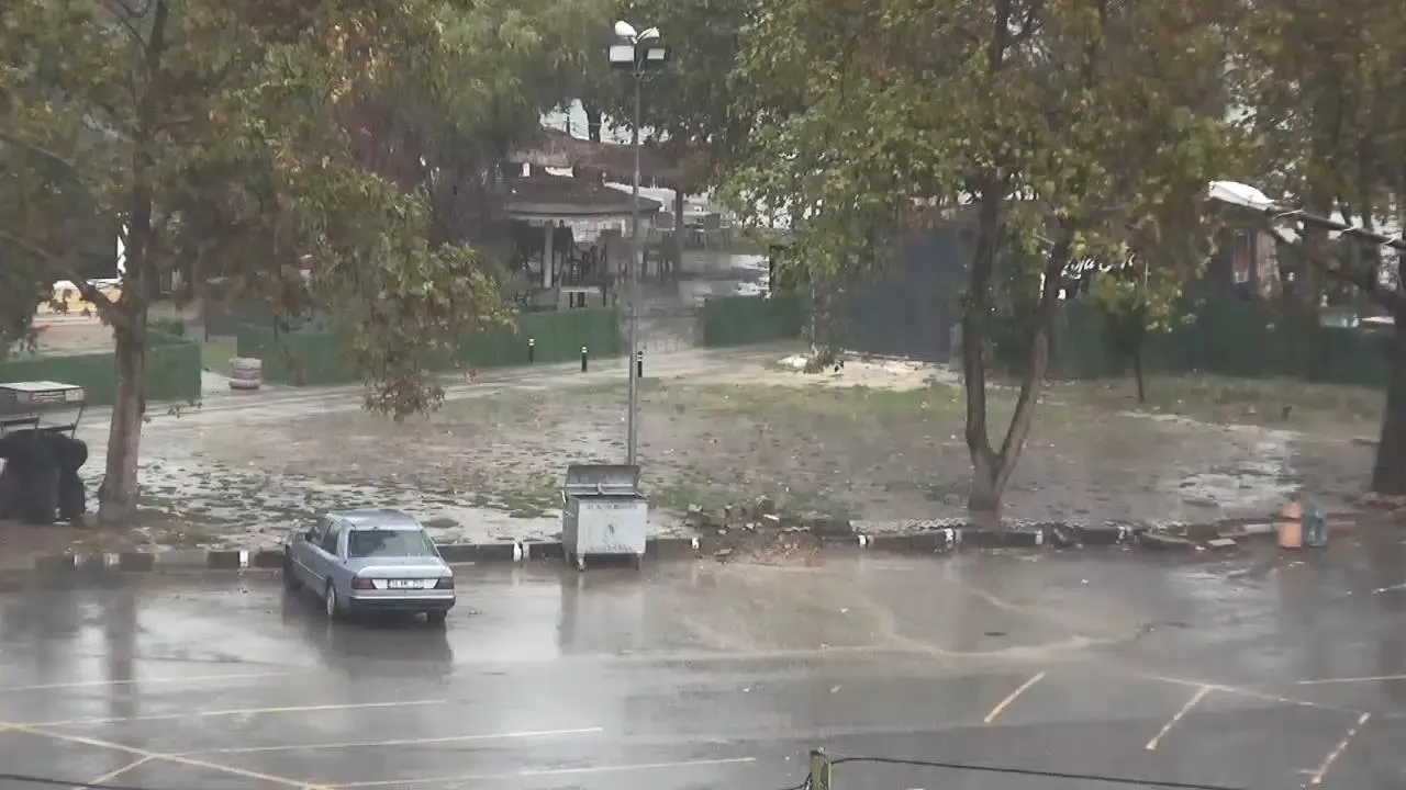 İstanbul'da yazdan kalma günler yerini aniden bastıran sağanağa bıraktı