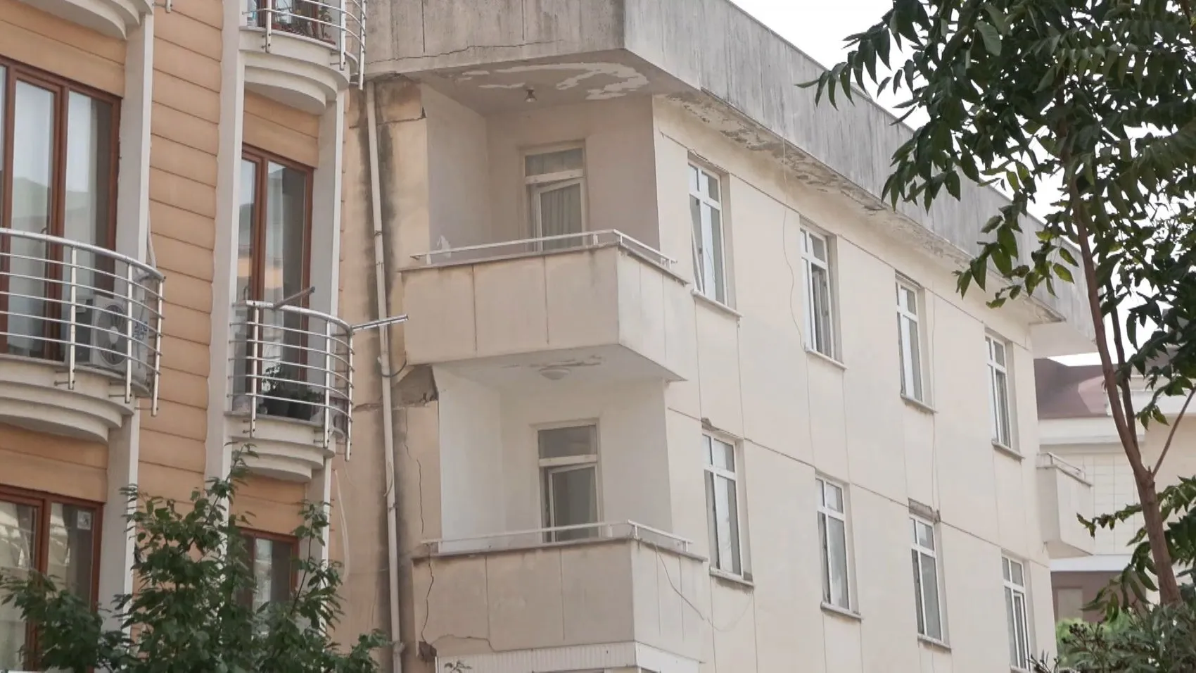 Maltepe'de zamana karşı yarış: 7 katlı binanın alt katları çöktü