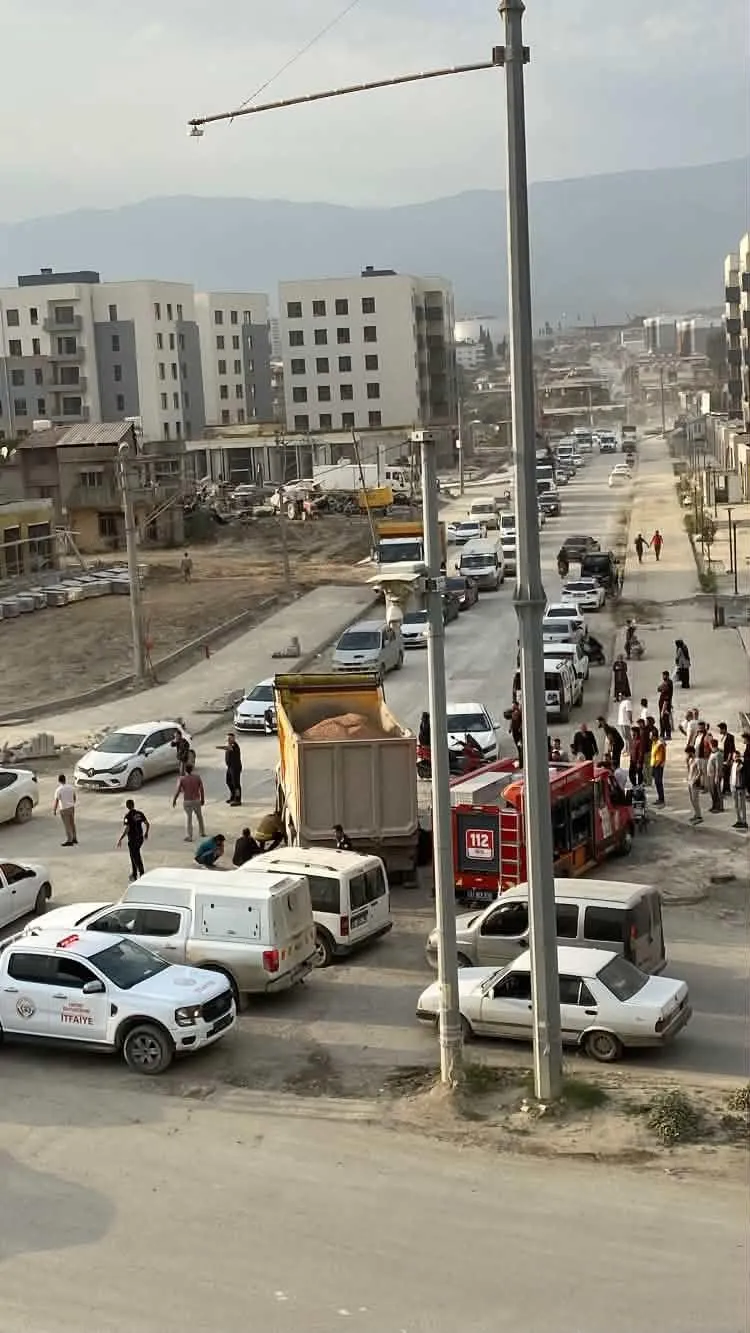 Antakya'da yürek yakan kaza: Motosikletli sürücü kamyonun altında can verdi
