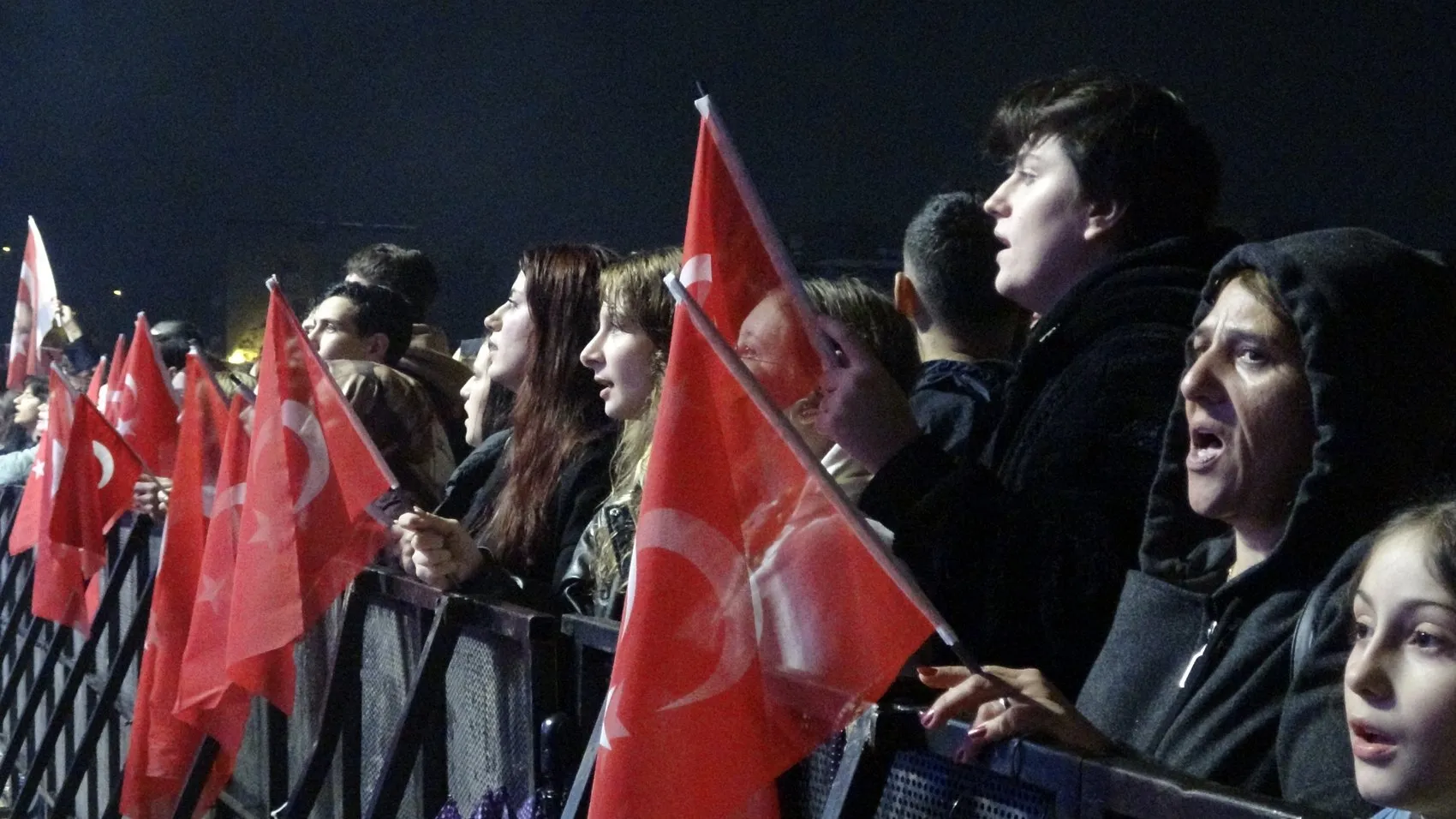 Bursa'da yağmur dinlemedi: Cumhuriyet coşkusu FSM'de zirveye ulaştı