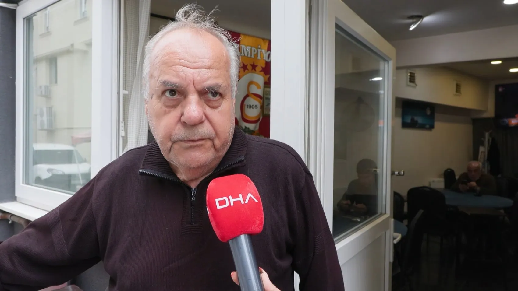 Haciz memurlarıyla karşı karşıya gelen kiracı dehşet saçtı: Silahına sarılıp kendini eve kapattı