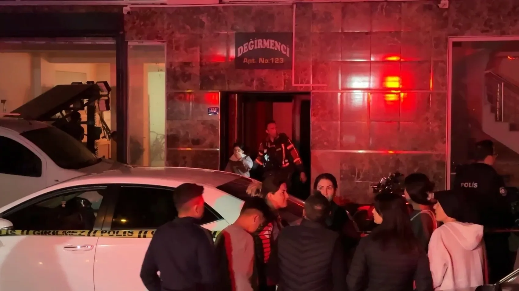 Efeler'de gece yarısı dehşeti: 9 katlı apartmanı dumanlar teslim aldı