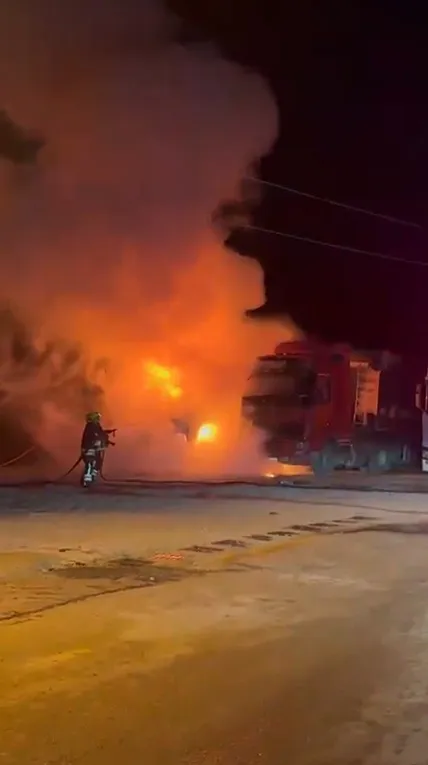 Bolu'da gece yarısı dehşeti: Park halindeki TIR'lar küle döndü