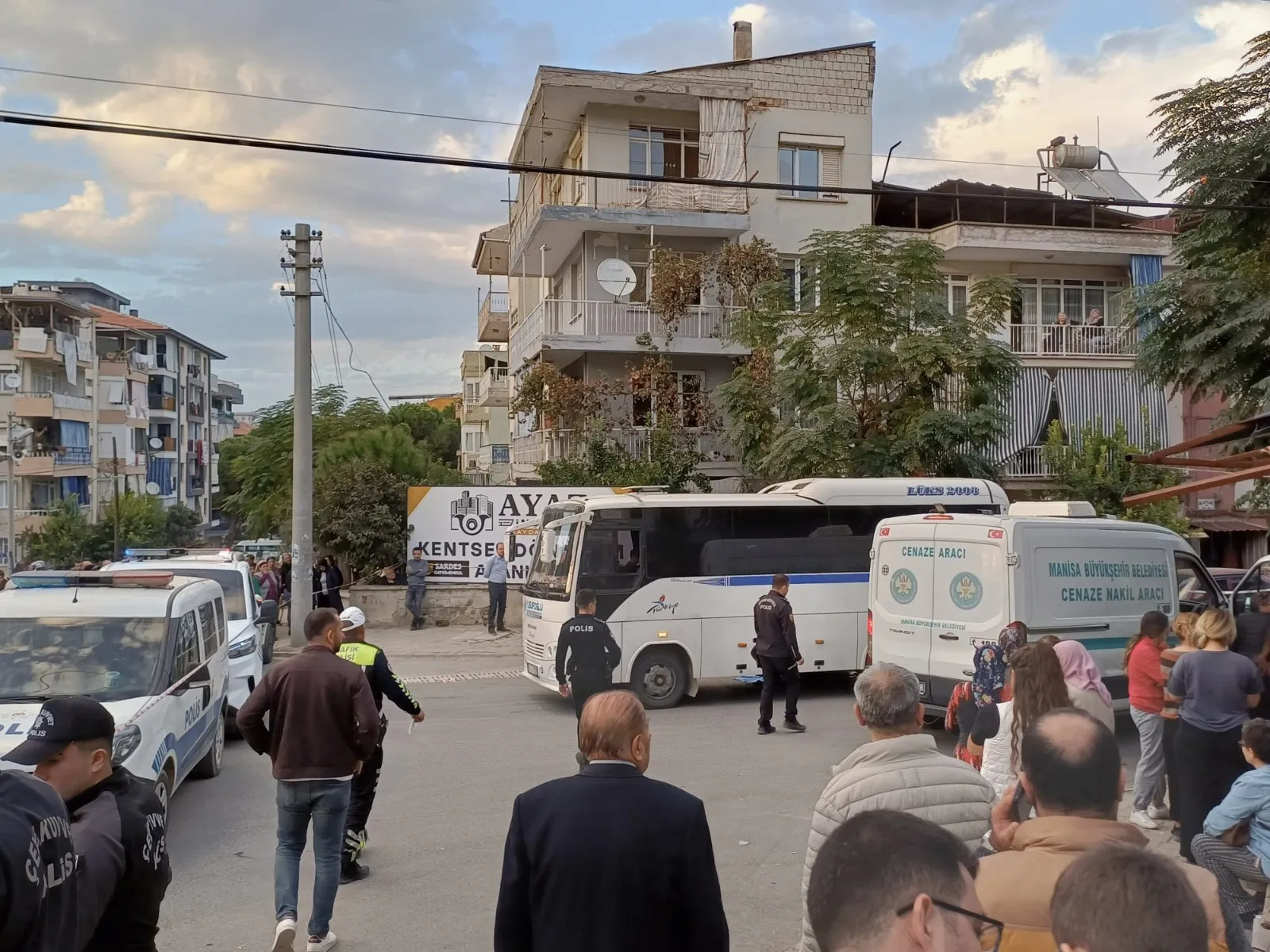 Salihli'de yürek yakan kaza: Servis minibüsünün çarptığı 8 yaşındaki çocuk hayatını kaybetti