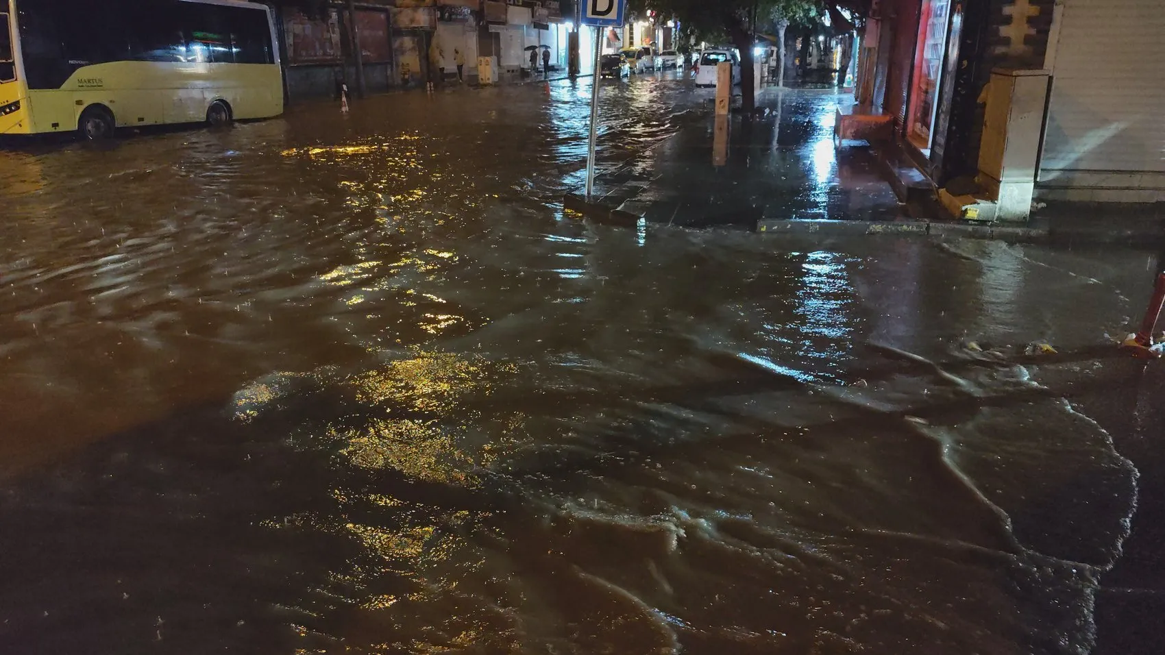 Kızıltepe'de aniden bastıran sağanak hayatı felç etti: Sokaklar göle döndü