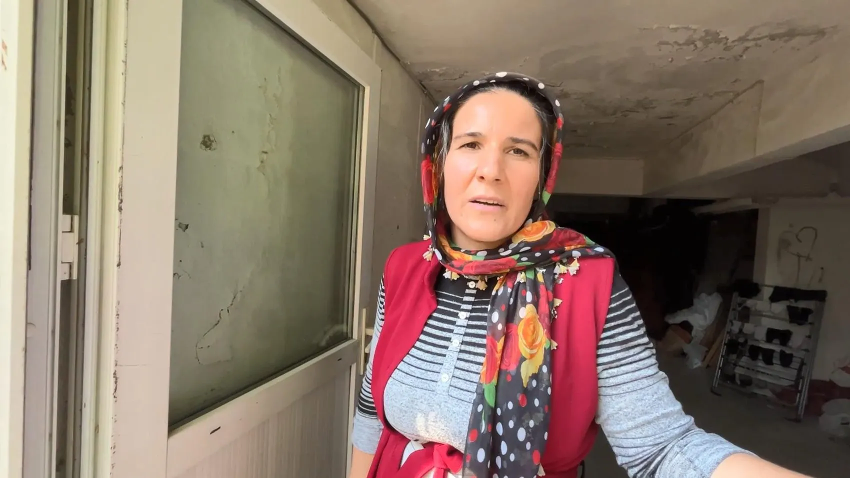 Levent'te korku dolu anlar: 79 yaşındaki sürücü park etmeye çalışırken bahçeye uçtu