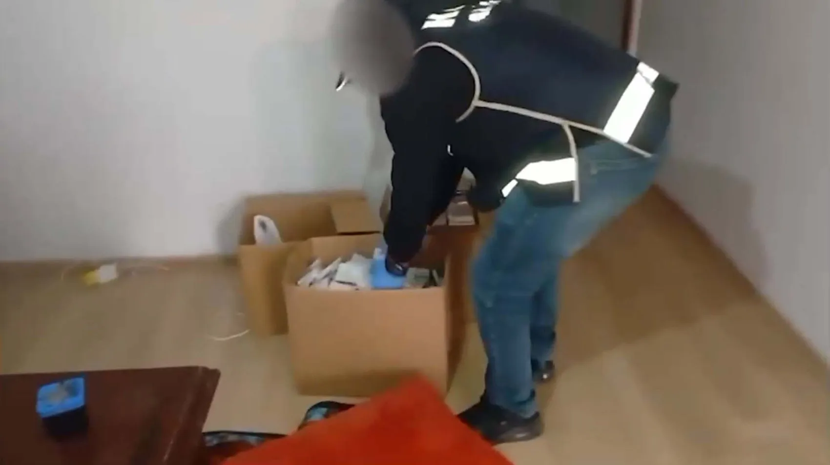 İzmir'de 5 milyonluk kaçakçılık darbesi: Emniyetin dev operasyonunda 15 kişi kıskıvrak yakalandı