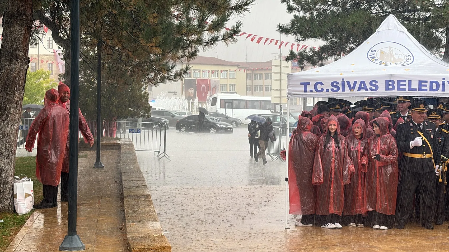 Sivas'ta Cumhuriyet coşkusuna yağmur molası: Protokol zor anlar yaşadı