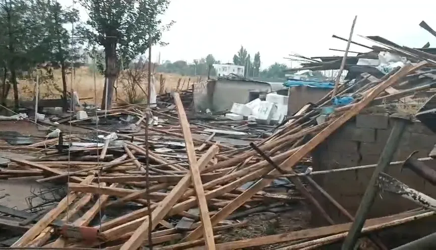 Diyarbakır'da korkutan anlar: Minare evin üzerine böyle çöktü
