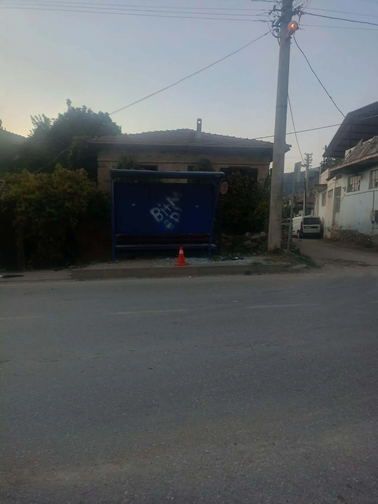 Ödemiş'te dehşet anları: Traktöre çarpıp durağa savruldu