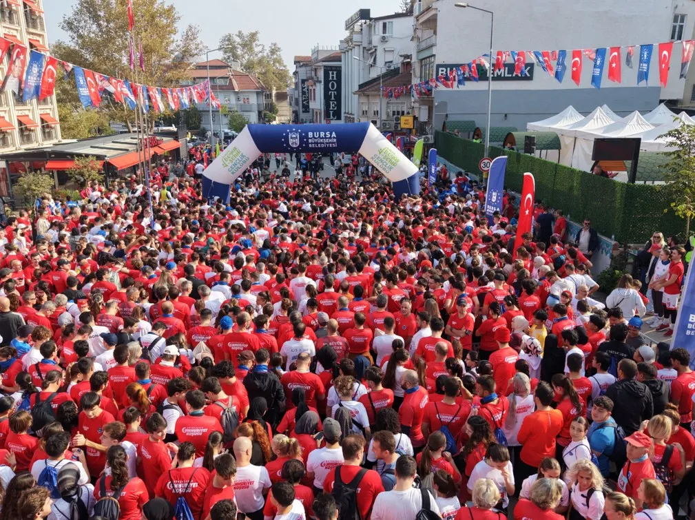 Bursa sokakları kırmızı beyaza boyandı: 4 bin kişi Cumhuriyet için ter döktü