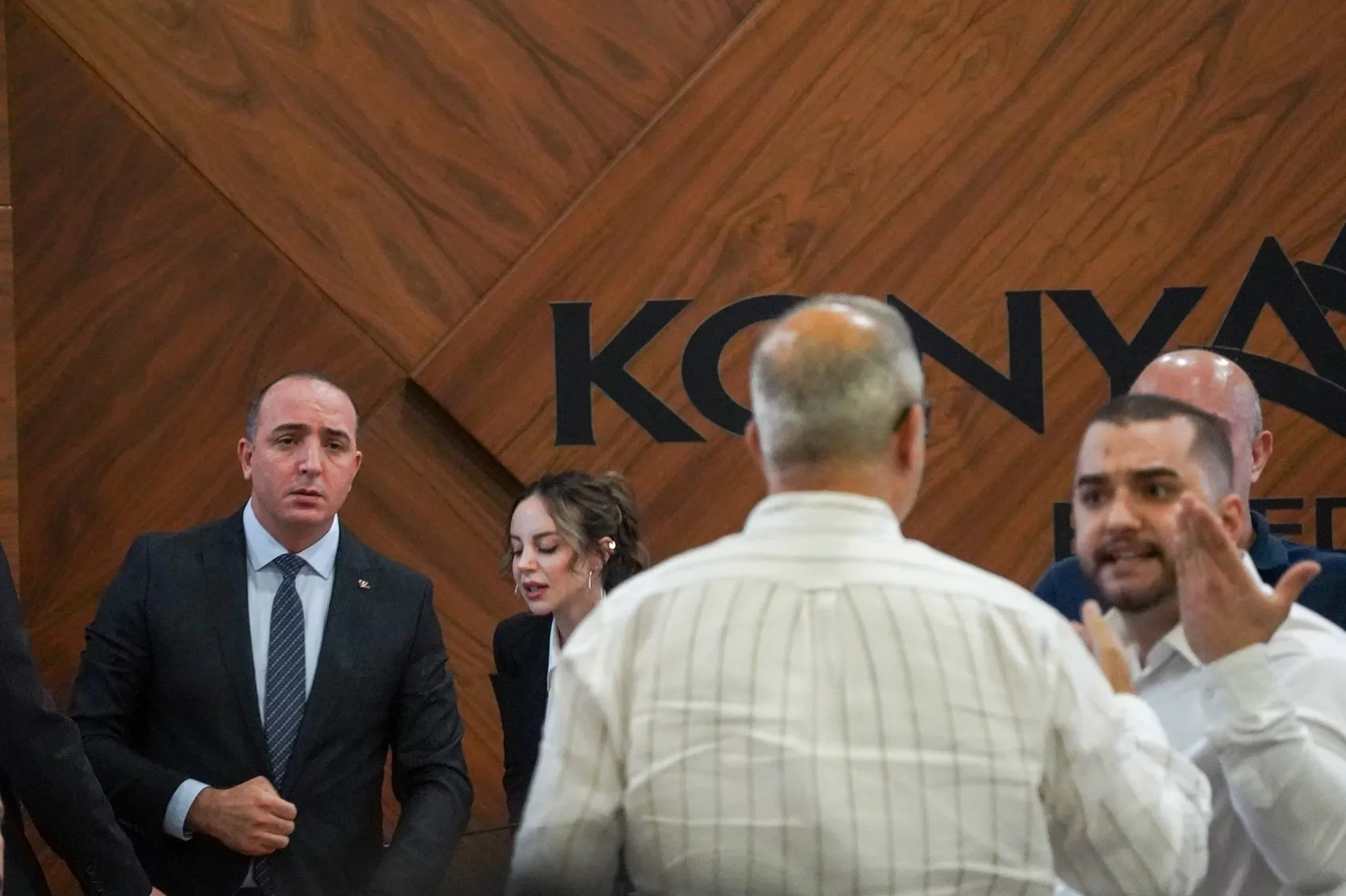 Konyaaltı'nda İpler Koptu: Belediye Meclisi'nde İstifa Sonrası Arbede
