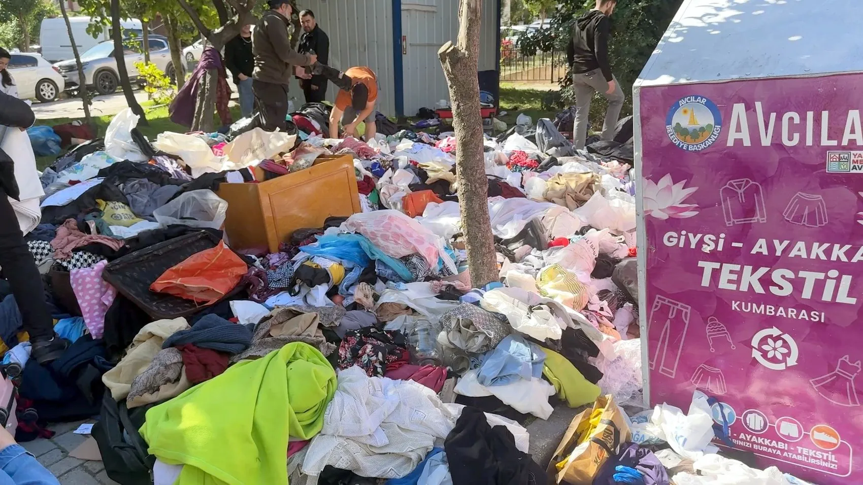 Avcılar'da şaşkına çeviren görüntü: Bodrum katından sokağa taşan kıyafetler kapış kapış gitti
