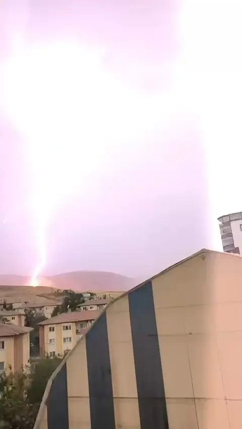 Kurtalan'da korkutan doğa olayı: Yıldırım düşme anı saniye saniye görüntülendi