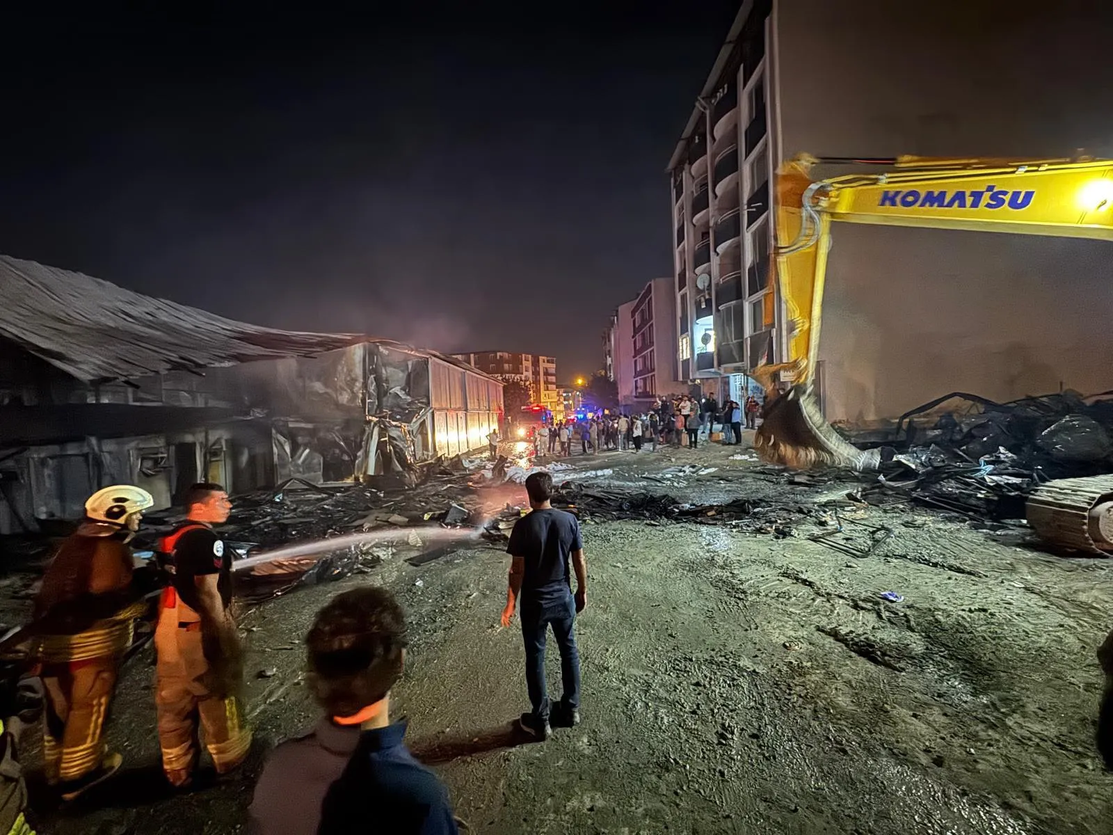 Defne'de gece yarısı korkutan yangın: İşçilerin kaldığı konteyner küle döndü