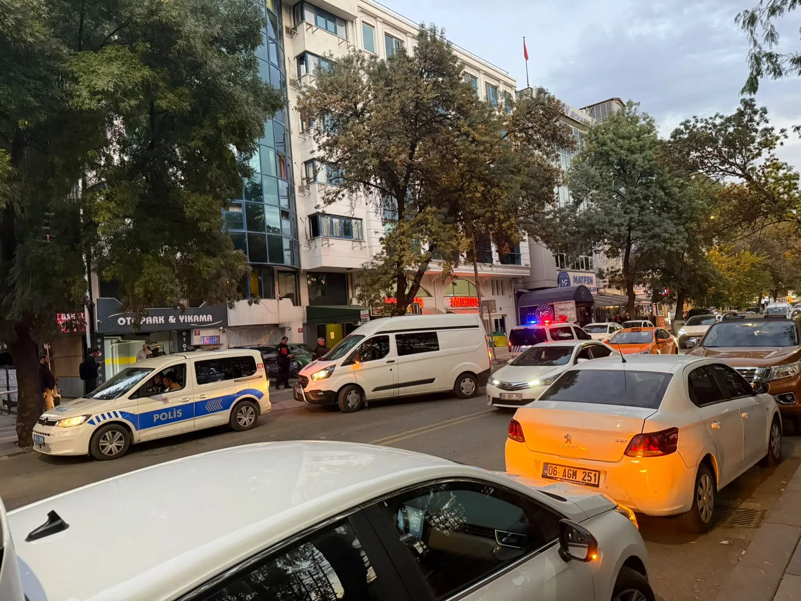 Başkentte dehşet anları: Otel penceresinden düşen genç kadın otomobilin tavanına çakıldı
