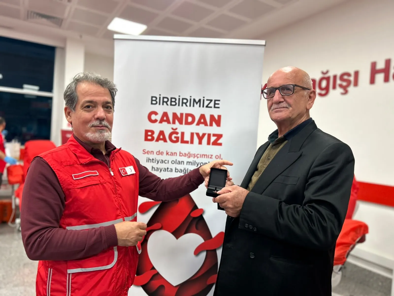 Bir ailenin gönüllü iyilik zinciri: 36 kez kan verdi, bayrağı oğluna devretti