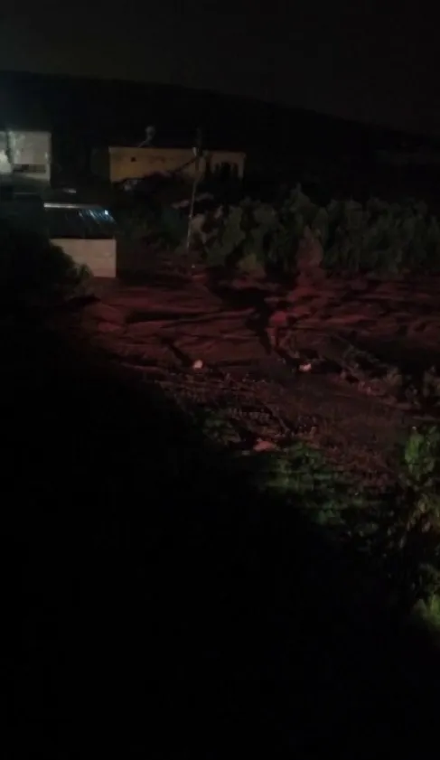 Reyhanlı'da gece yarısı kabusu: Bahçe duvarı saniyeler içinde yerle bir oldu