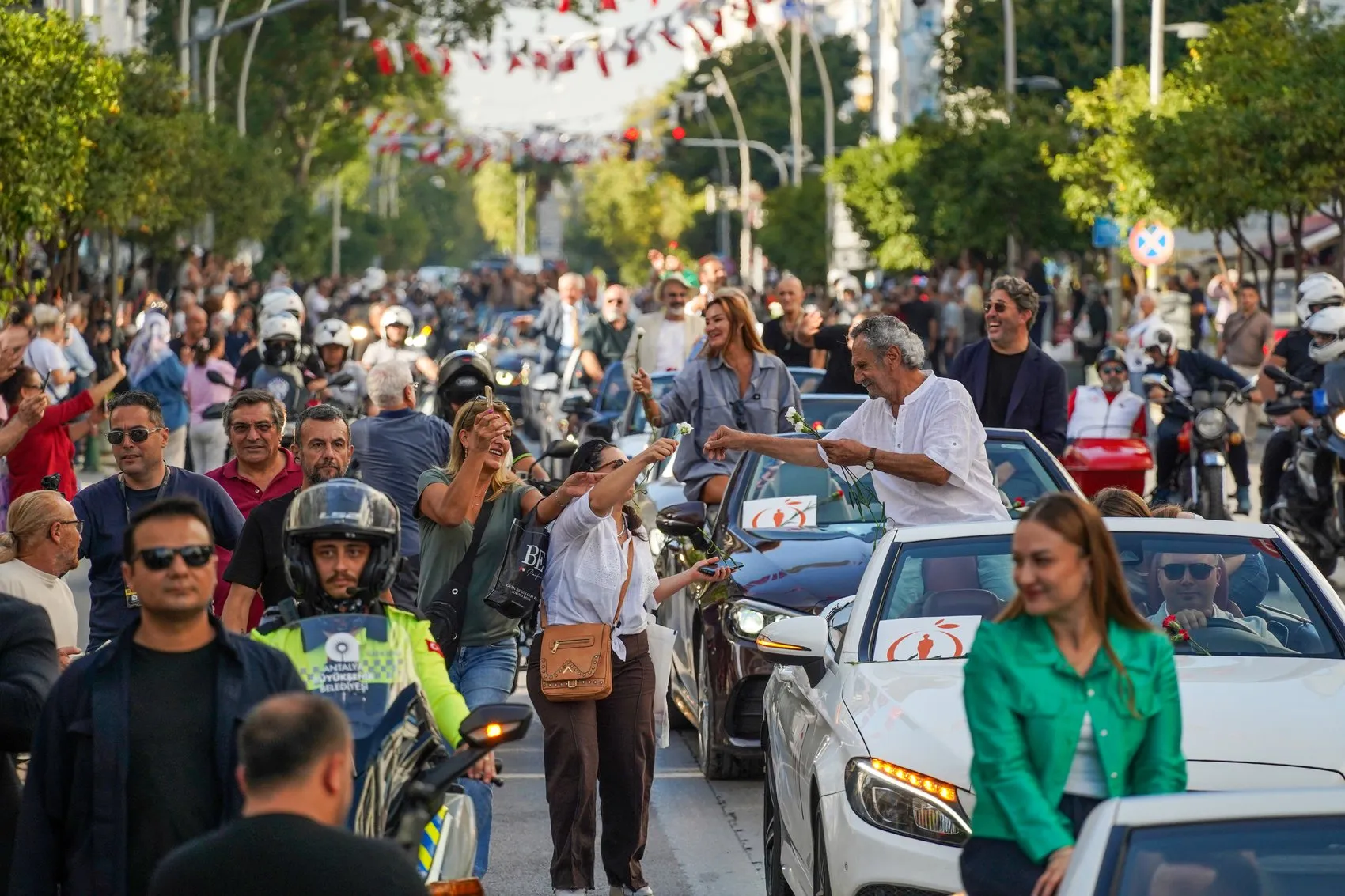 Antalya sokaklarında yıldızlar geçidi: 63. Altın Portakal coşkusu Daima sloganıyla başladı