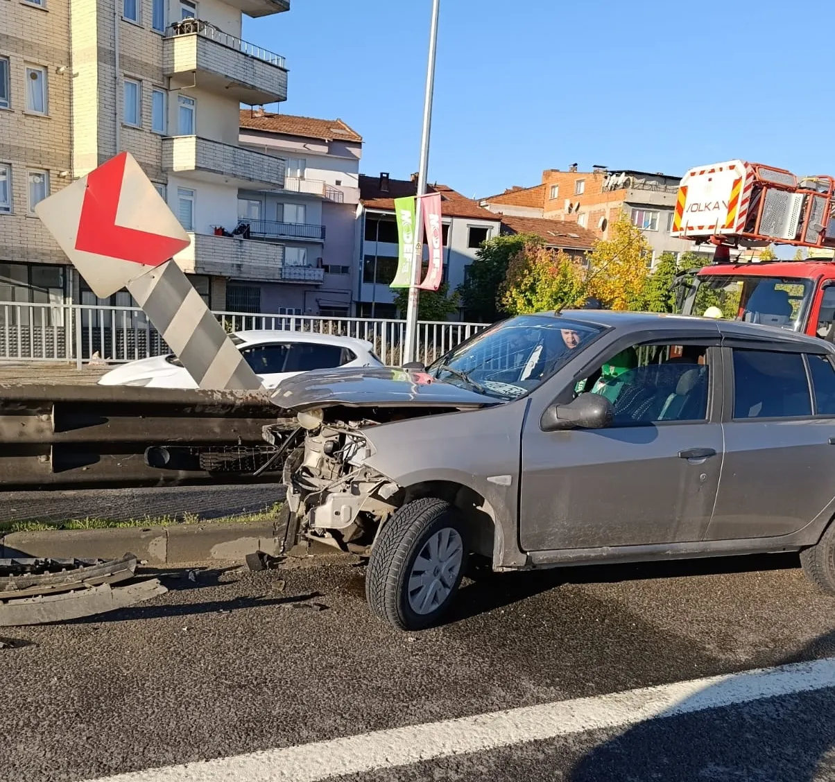 Bursa'da korkunç kaza: Bariyerler otomobilin içine ok gibi saplandı