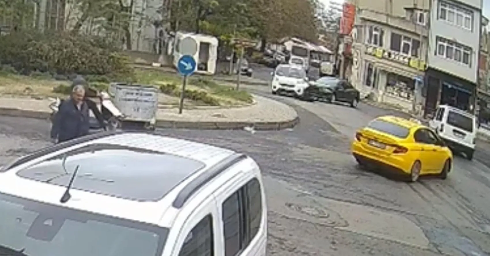 Çorlu'da korku dolu anlar: Güvenlik kamerasına yansıyan kazada minik çocuk yaralandı