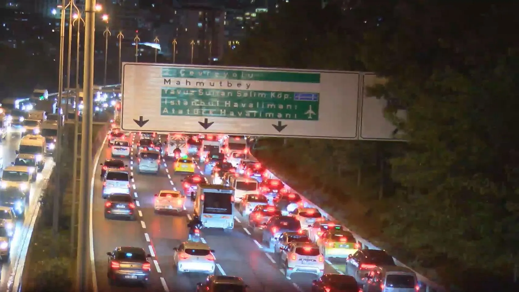 Megakentte akşam trafiği kilitlendi: Yüzde 89 yoğunlukla yollar felç oldu