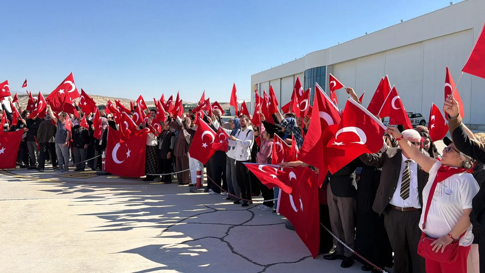 Gökyüzünde Cumhuriyet imzası: Yüzlerce kişi birleşti, akrobasi uçağı yıldızı tamamladı