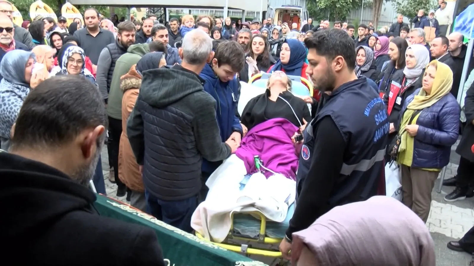 Maltepe'deki acı veda: 5 yaşındaki Gülce'nin tabutuna sedyeyle veda etti