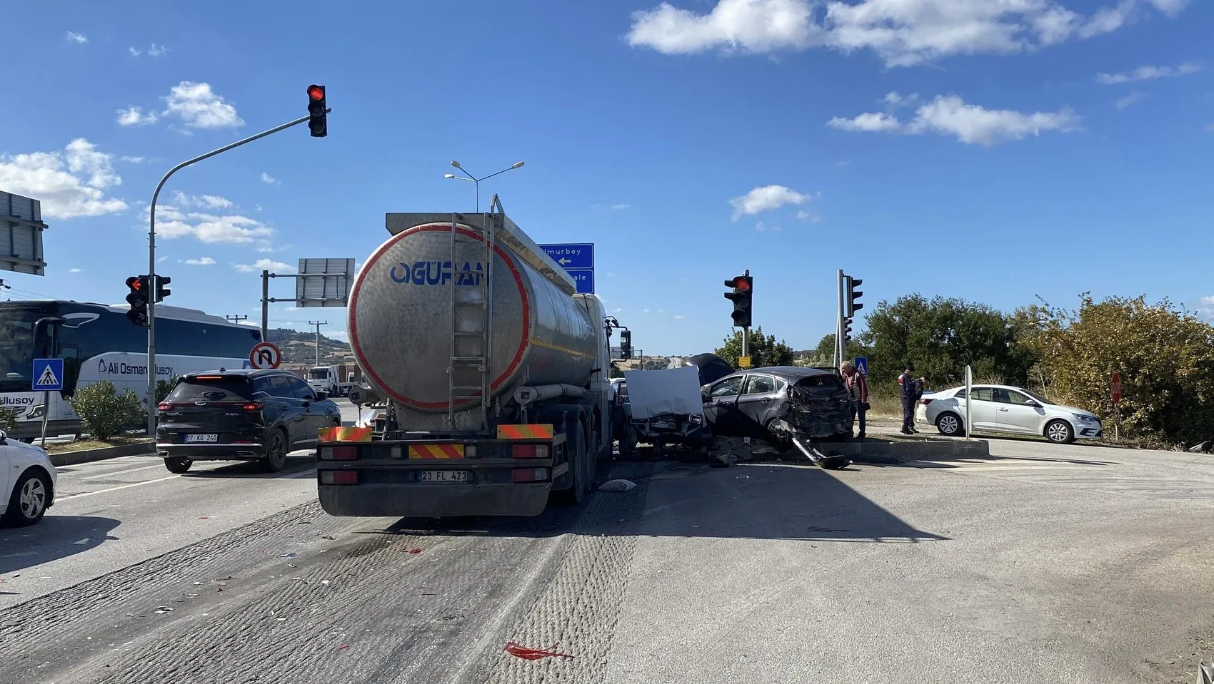 Lapseki kavşağında dehşet anları: Tanker duramadı, araçları birbirine kattı